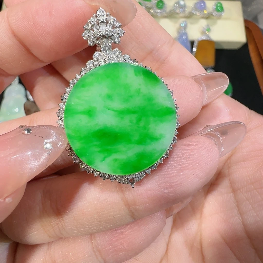 【闪购商品】颈饰18K金镶嵌翡翠