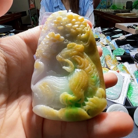 翡翠未镶嵌颈饰一个