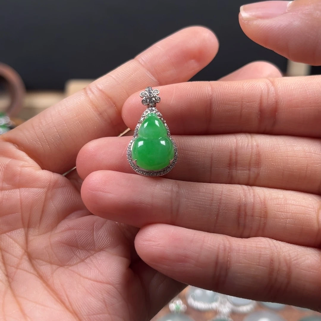 翡翠18K金镶嵌颈饰葫芦