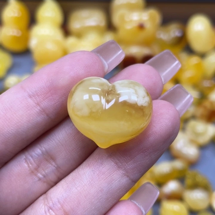 兔****琥珀未镶嵌珠宝奇石
