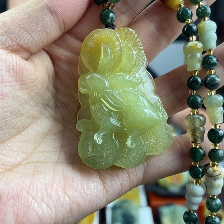 蛇纹石玉未镶嵌颈饰