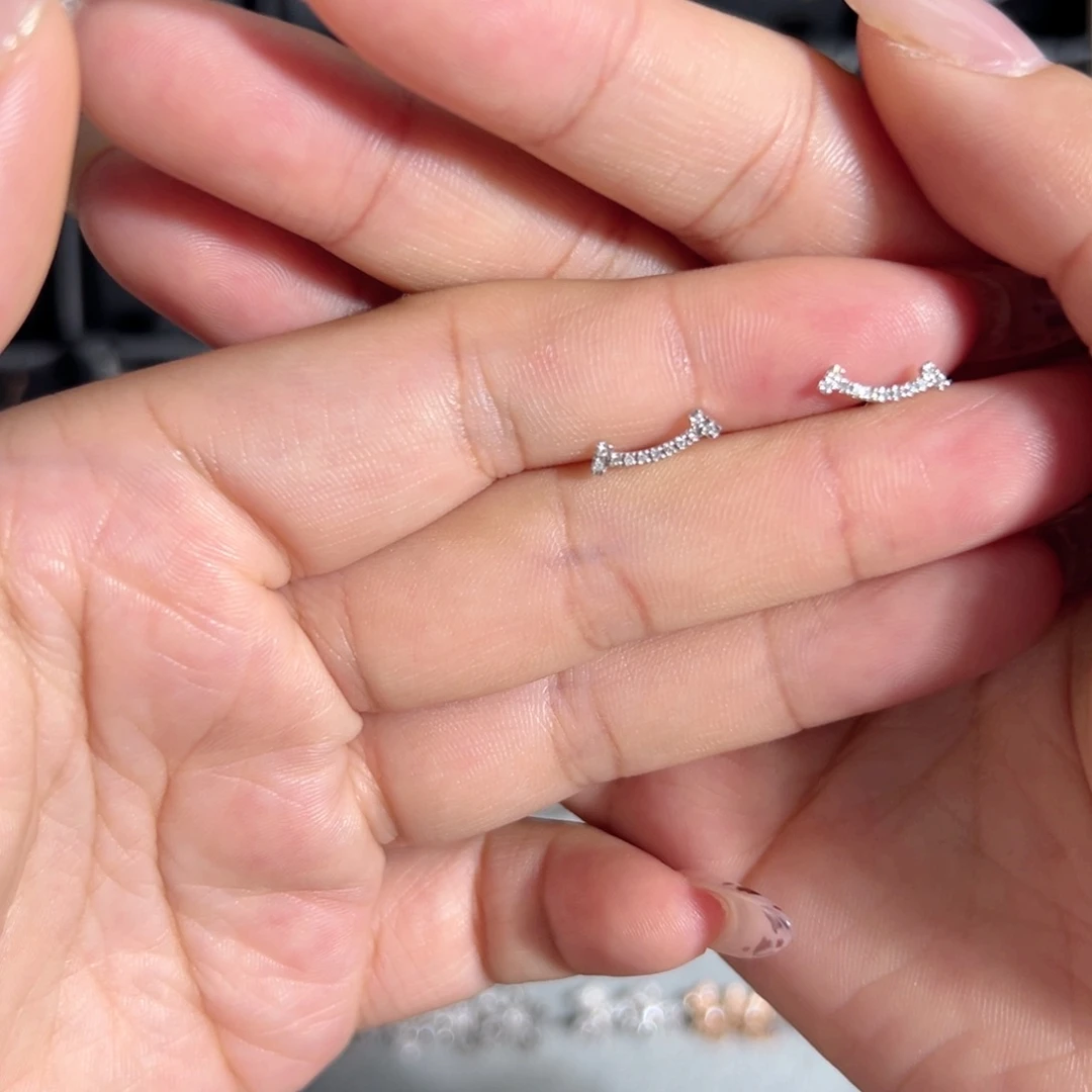 18K金镶嵌耳饰钻石微笑耳钉