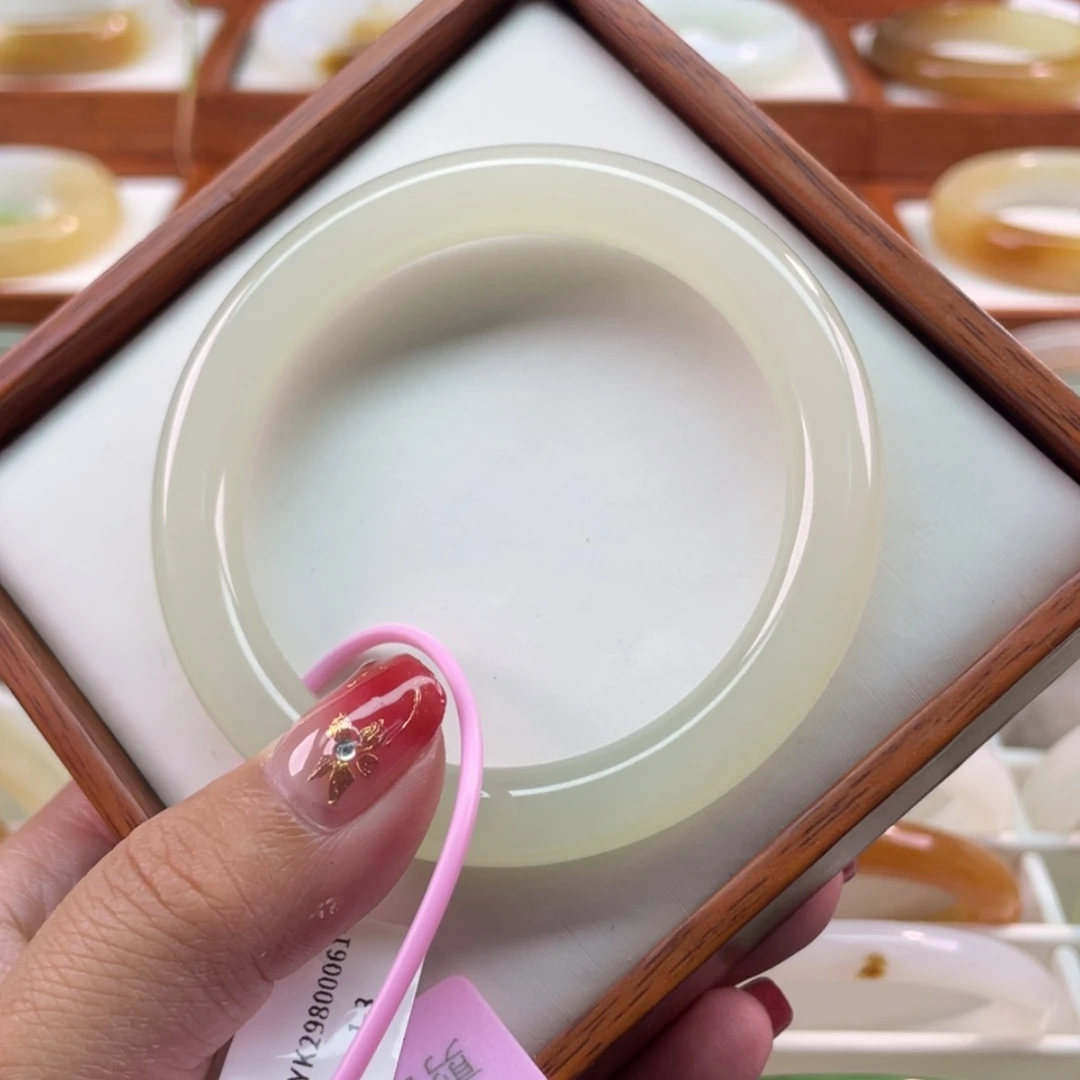 【闪购商品】和田玉手镯未镶嵌57