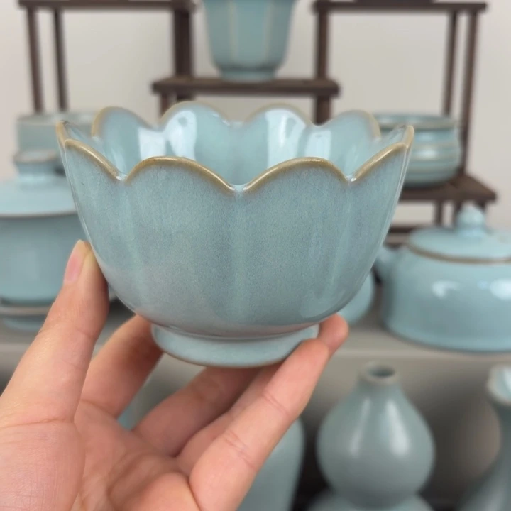 微瑕汝窑天青莲花碗，口径10cm，支钉满釉