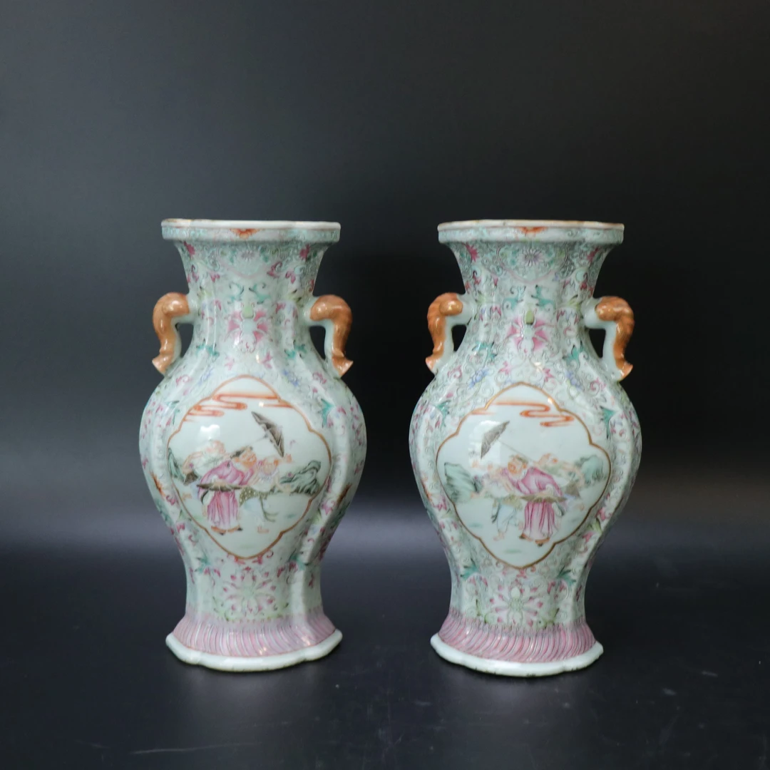 Lot.25080851清同治粉彩人物海棠象耳瓶（两个）高：约24.8cm