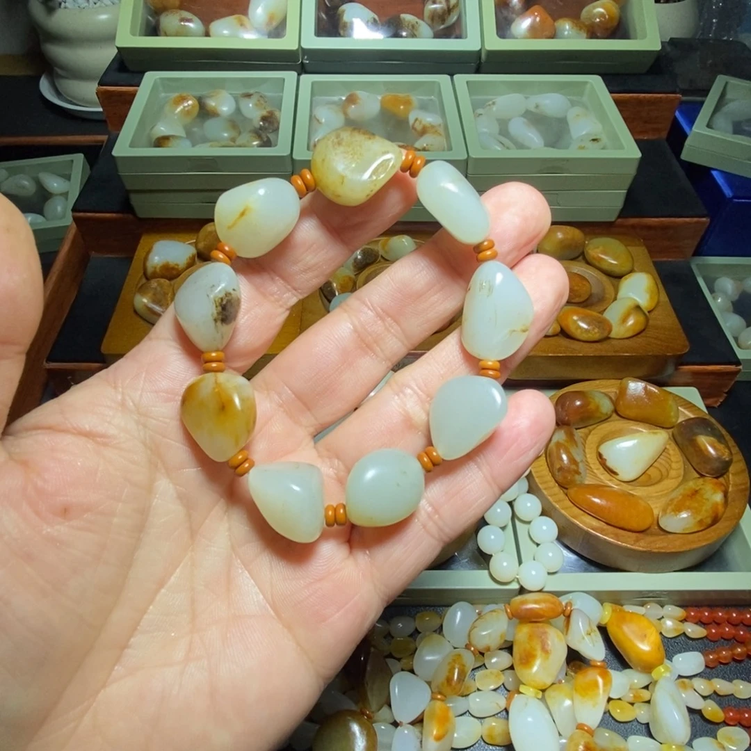 冯***调和田玉未镶嵌手串