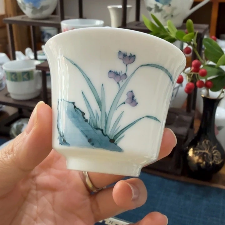 釉下手绘青花花卉主人杯