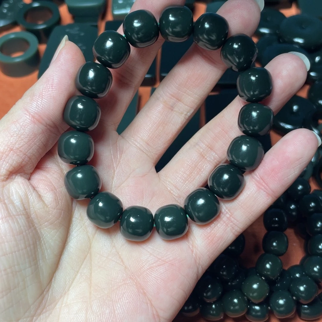 卡***眼和田玉未镶嵌颈饰