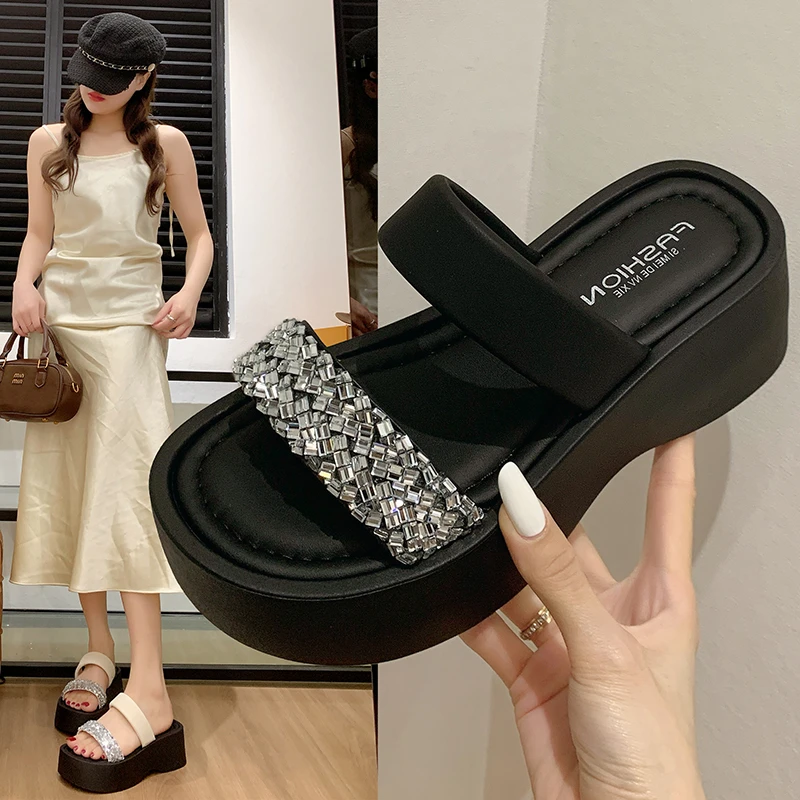 踩屎感厚底水钻外穿拖鞋女2025夏季新款百搭露趾时尚洋气一字凉拖