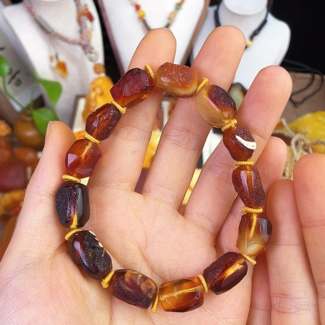 未镶嵌琥珀珠宝奇石。