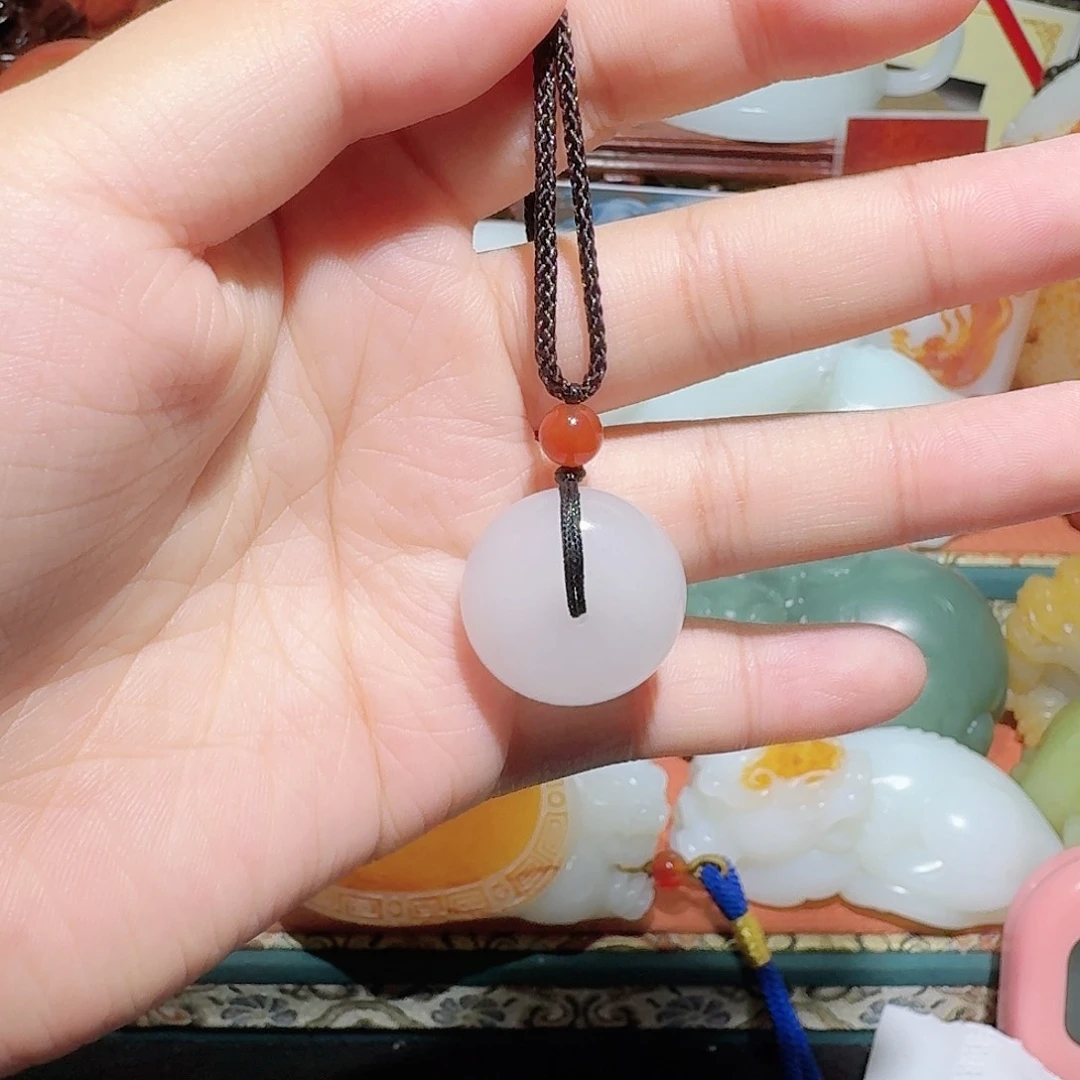 未镶嵌透闪石质玉挂件在**方