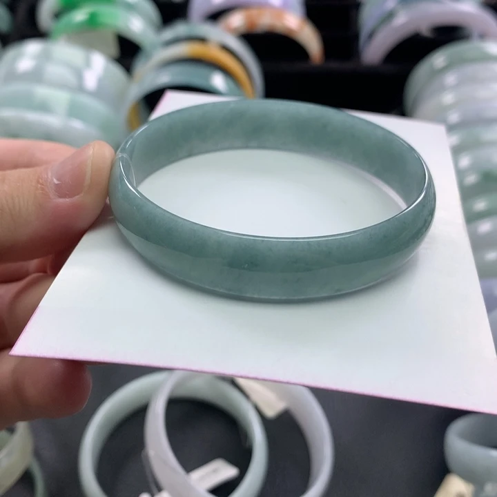 翡翠未镶嵌手镯公主