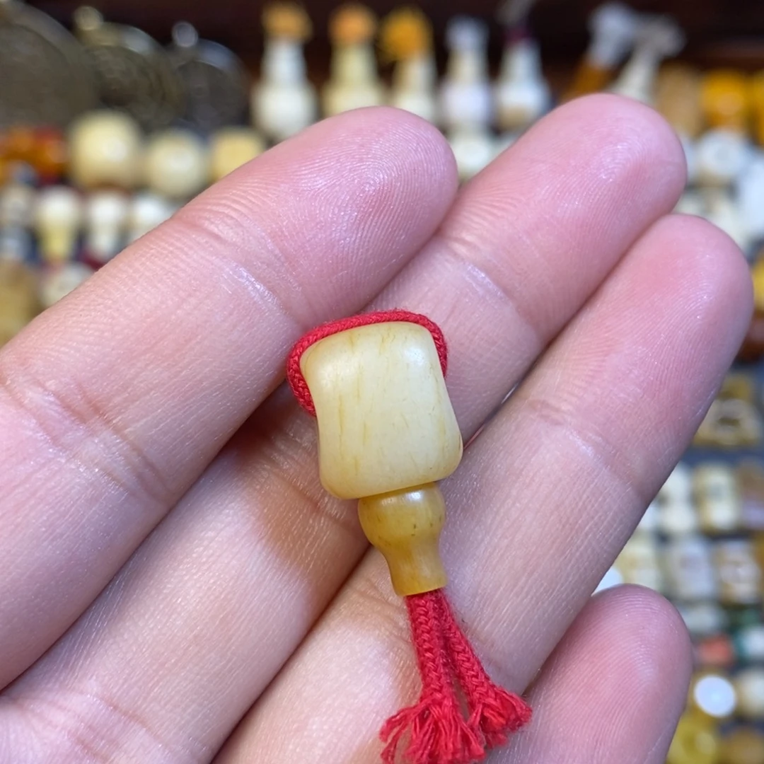 琉璃颈饰B****、骨质三通