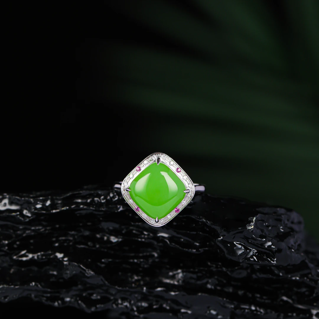 18K金镶嵌10mm和田玉苹果绿方形棱形戒指HNZ12250