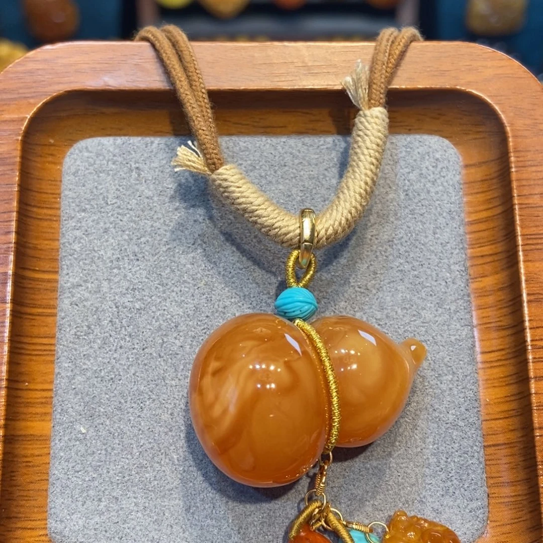 琥珀未镶嵌颈饰蜜蜡