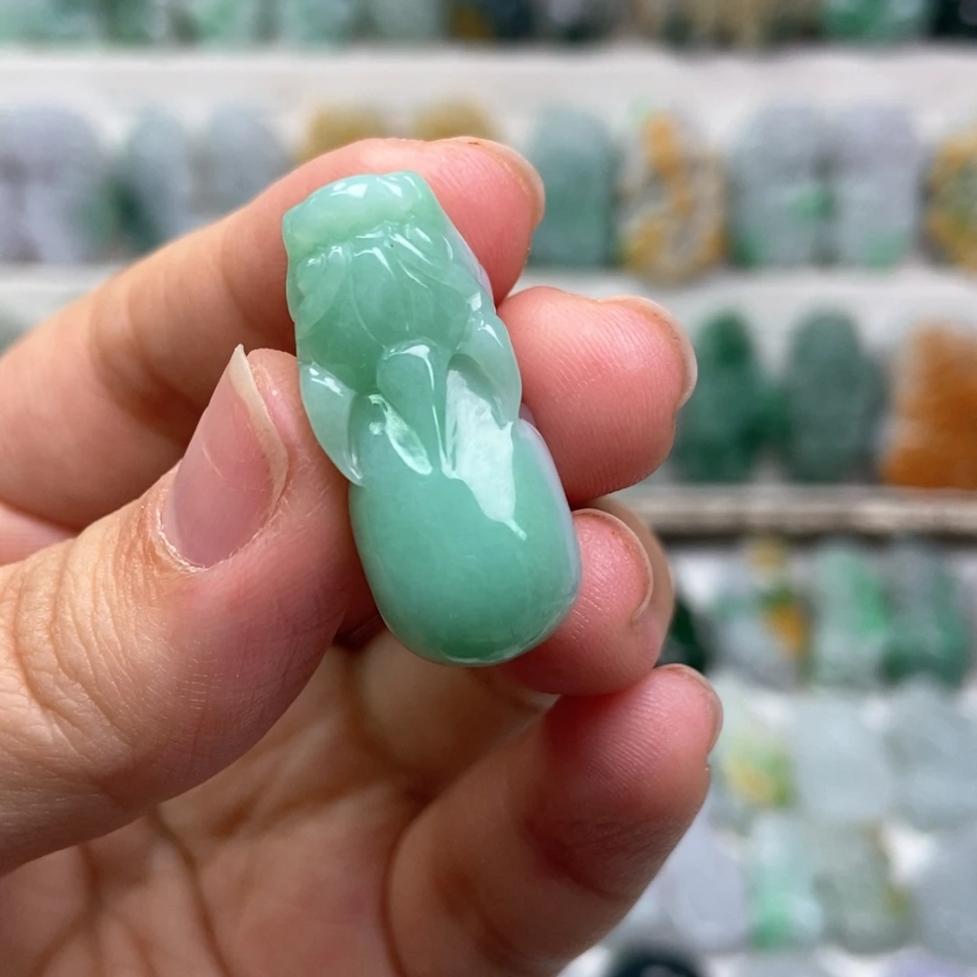 翡翠未镶嵌吊坠(赠链)