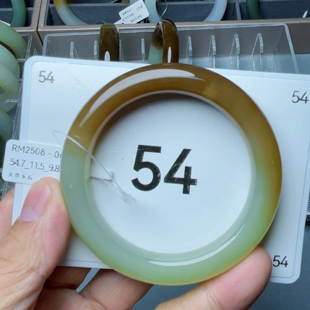 米***儿和田玉未镶嵌手镯