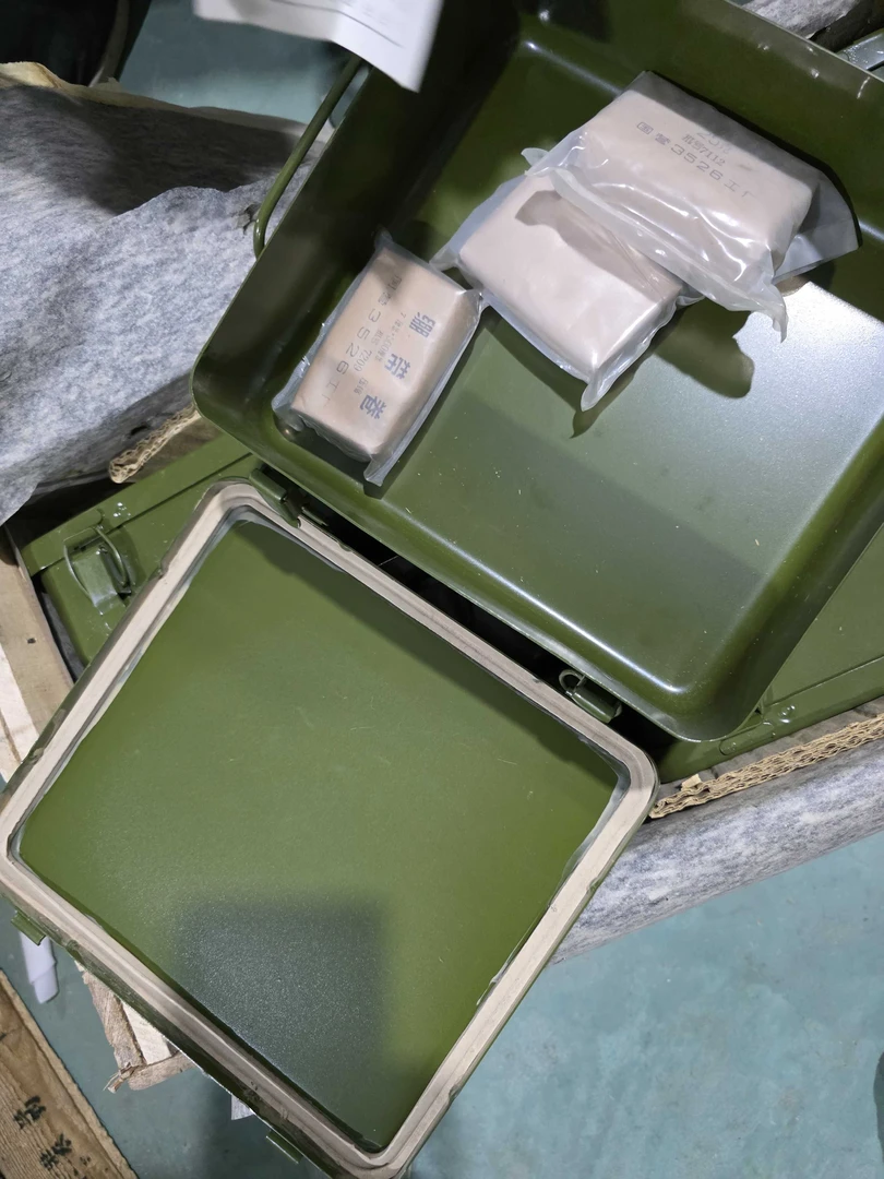 绿色双排扣的五金工具盒