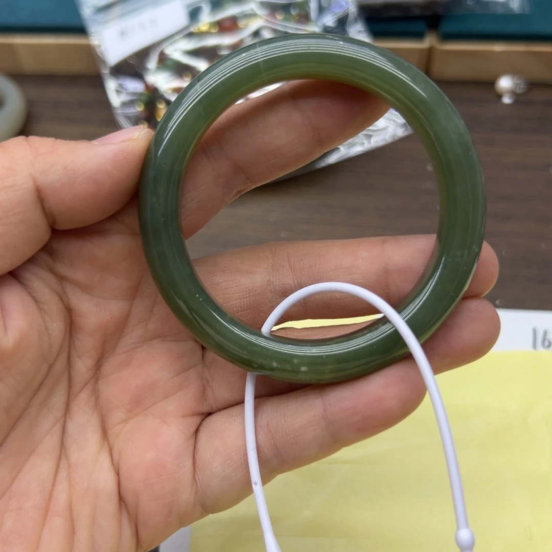 和田玉未镶嵌手镯53圈围140瑕