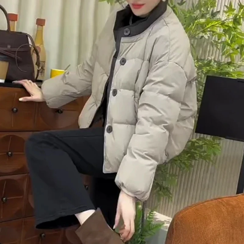 2025短款立领棉衣撞色设计简约利落保暖舒适轻松干练时尚风