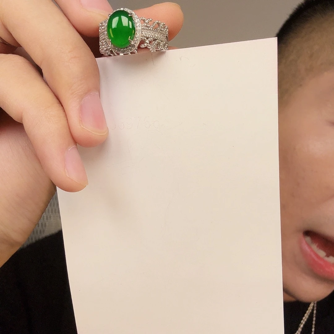 翡翠未镶嵌颈饰一对