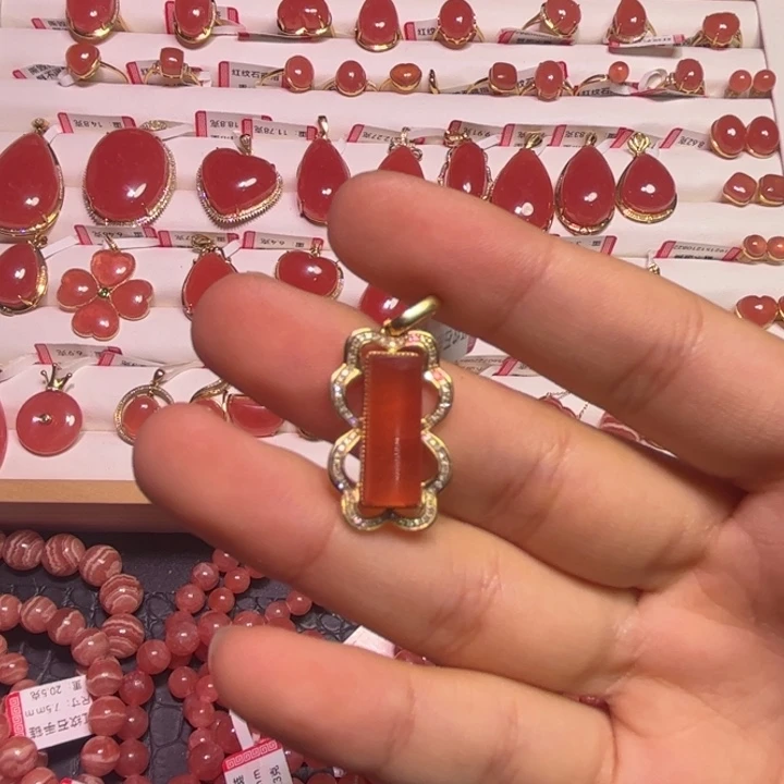 菱锰矿（红纹石）18K金镶嵌颈饰方糖吊坠3.53g