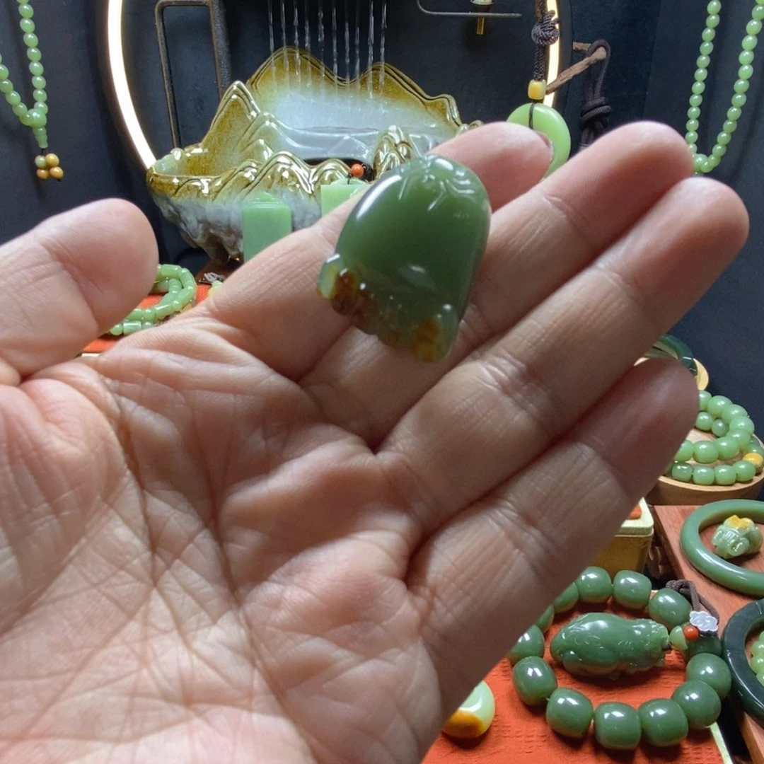 岫岩河磨玉（透闪石质玉）吊坠未镶嵌