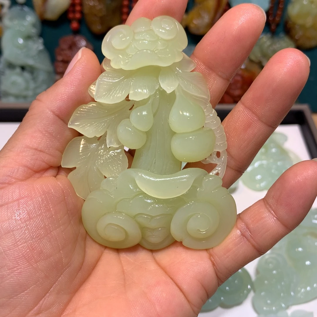 潇***回蛇纹石玉未镶嵌颈饰