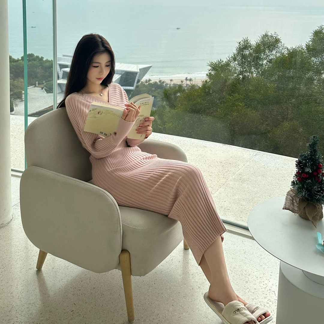 2025秋季新款御姐风气质交叉v领针织连衣裙女秋冬粉色包臀裙长裙