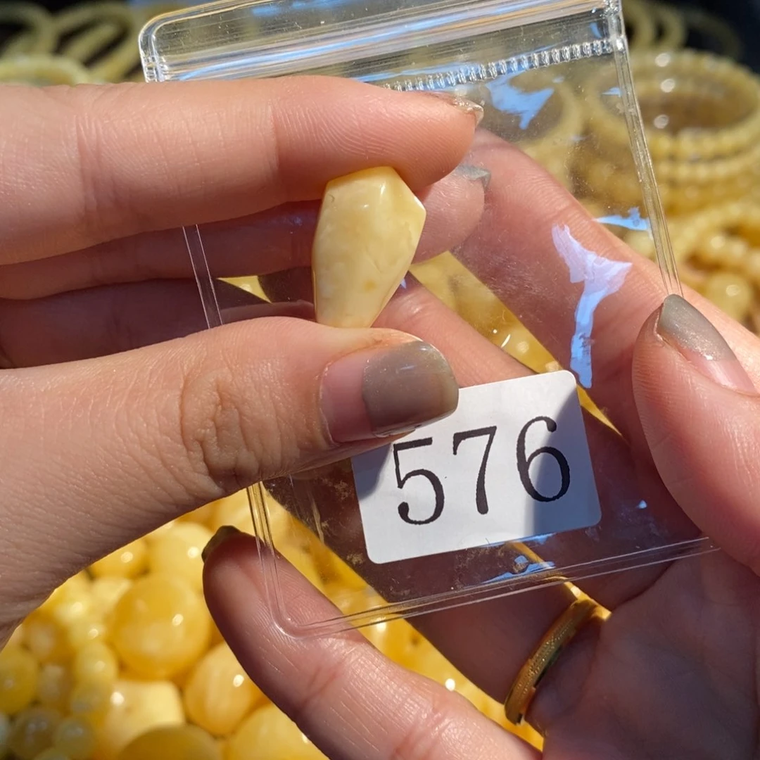 未镶嵌琥珀珠宝奇石576