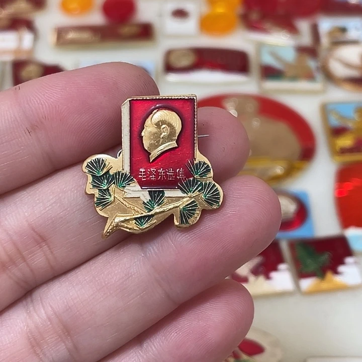 铝脂****楼毛爷爷像章