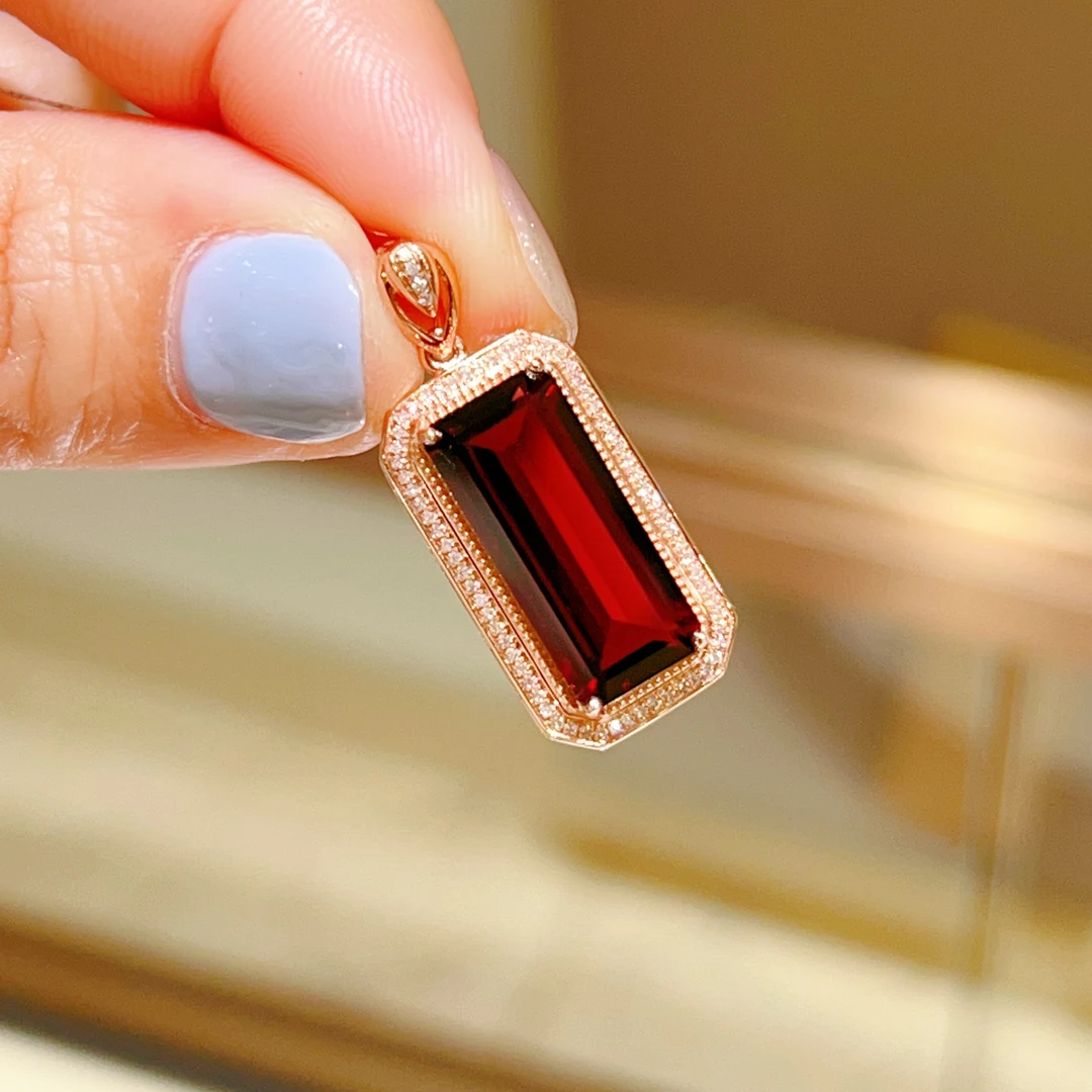 8.14ct 18k玫瑰金镶嵌石榴石吊坠 3500