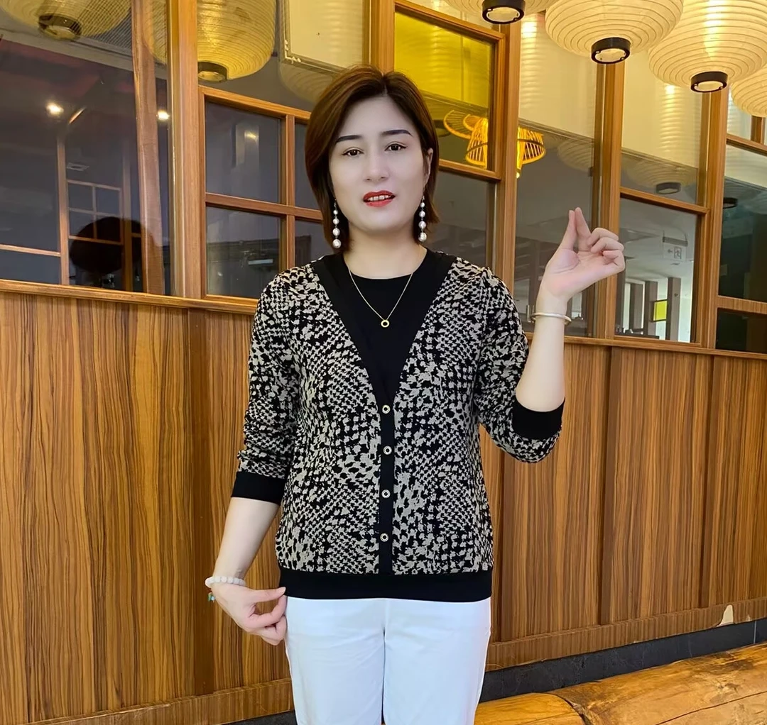 秋季新款显瘦小衫圆领百搭常规修身中老年女装长袖豹纹假两件