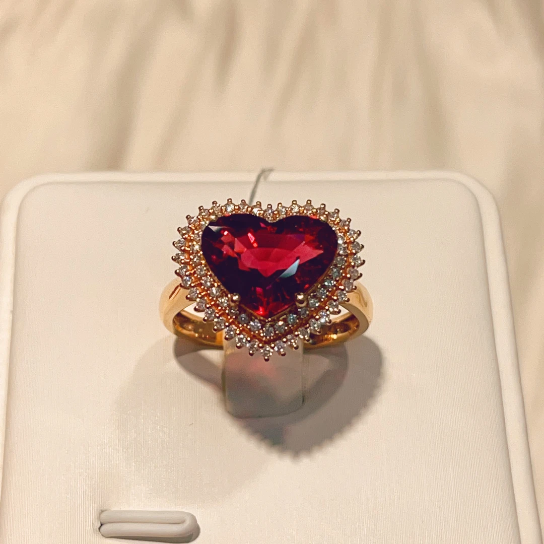 18k金桃心款红碧玺戒指，卢比来，主石3.55克拉