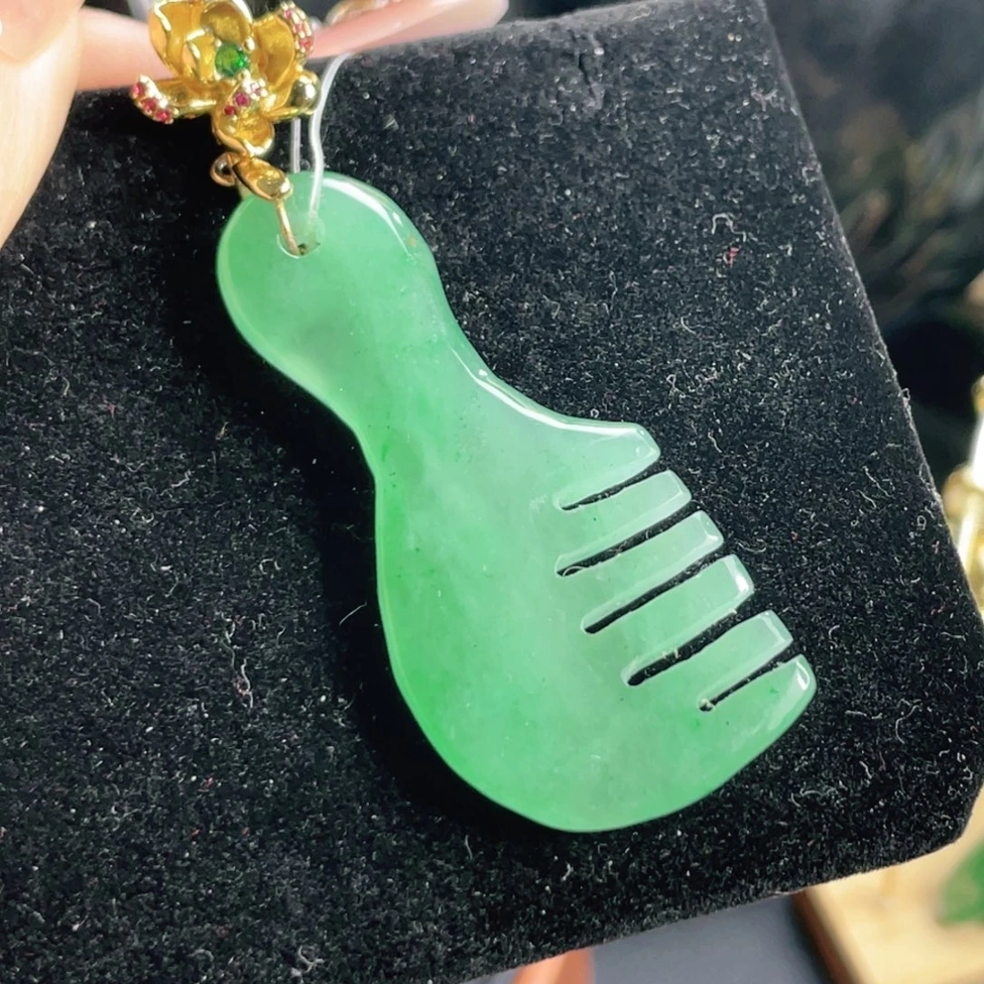 吊坠(不含链)未镶嵌石英质玉（非洲翠）一梳百顺白头到老天然非洲翠