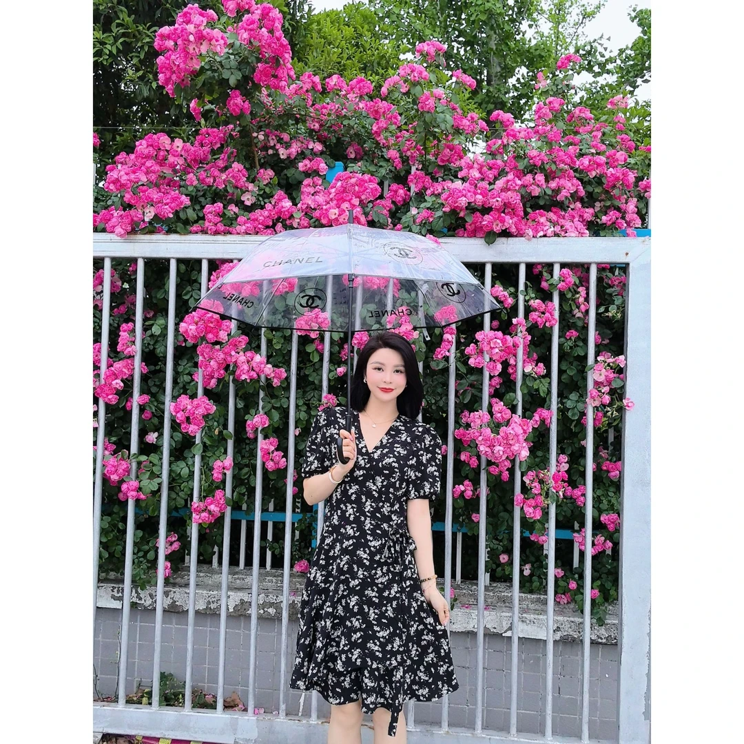 法式V领碎花连衣裙2025新款夏季小个子赫本显瘦中长裙
