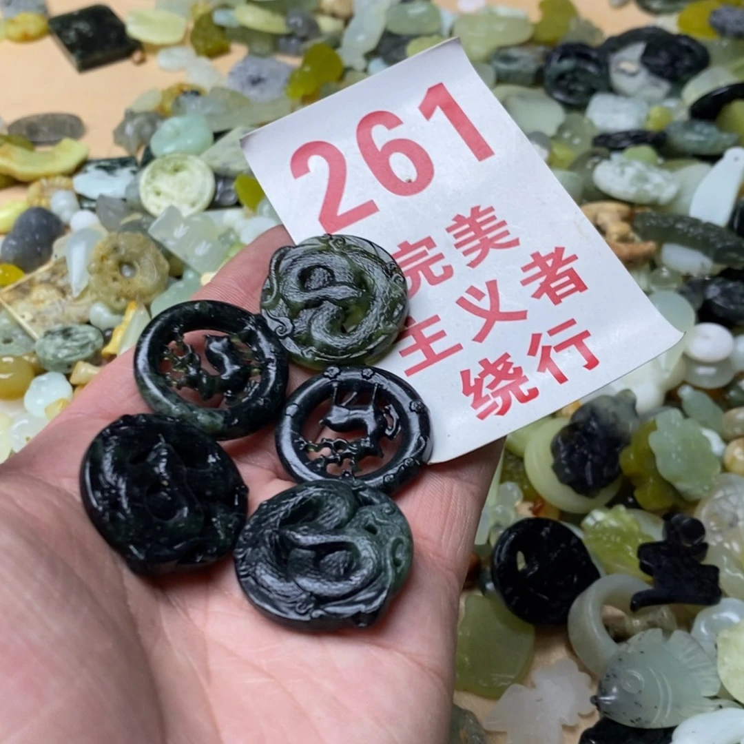 蛇纹石玉挂坠未镶嵌