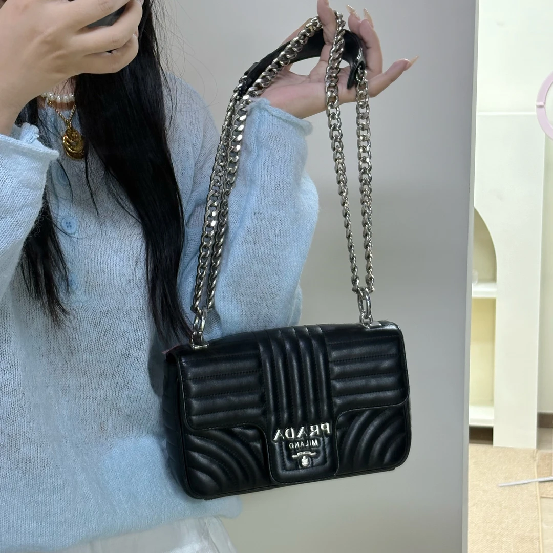 95新 Prada/普拉达 黑色链条斜挎包