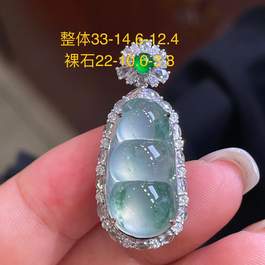 天然翡翠缅A冰种白冰飘绿福豆吊坠18K金，供应链下单咨询货品在否？
