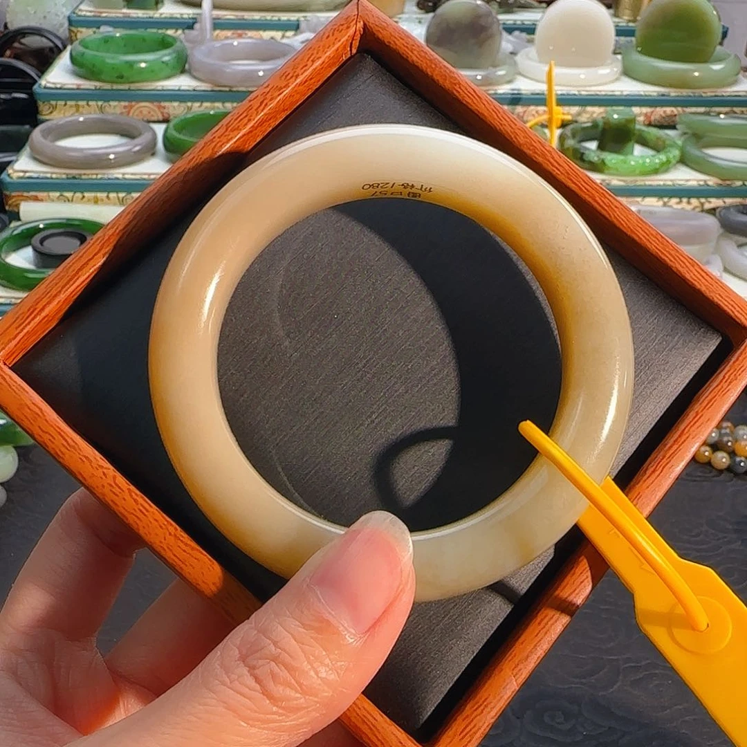 未镶嵌手镯和田玉糖白手镯