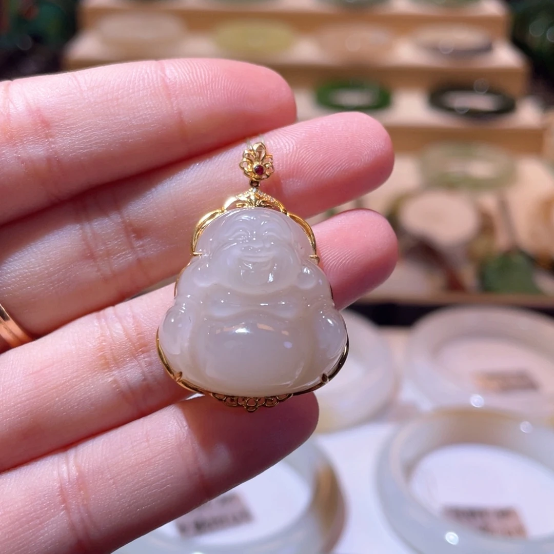 颈饰18K金镶嵌和田玉高品藕粉佛公吊坠