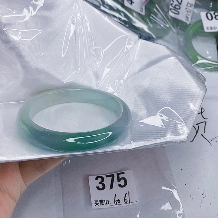 翡翠未镶嵌手镯一图一物实物为准（微瑕处理）