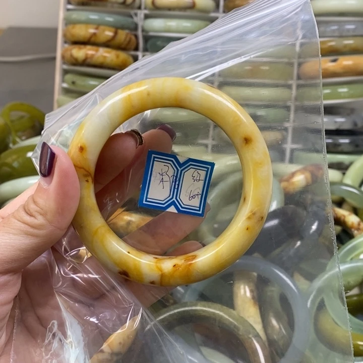 蛇纹石玉手镯未镶嵌糖**动