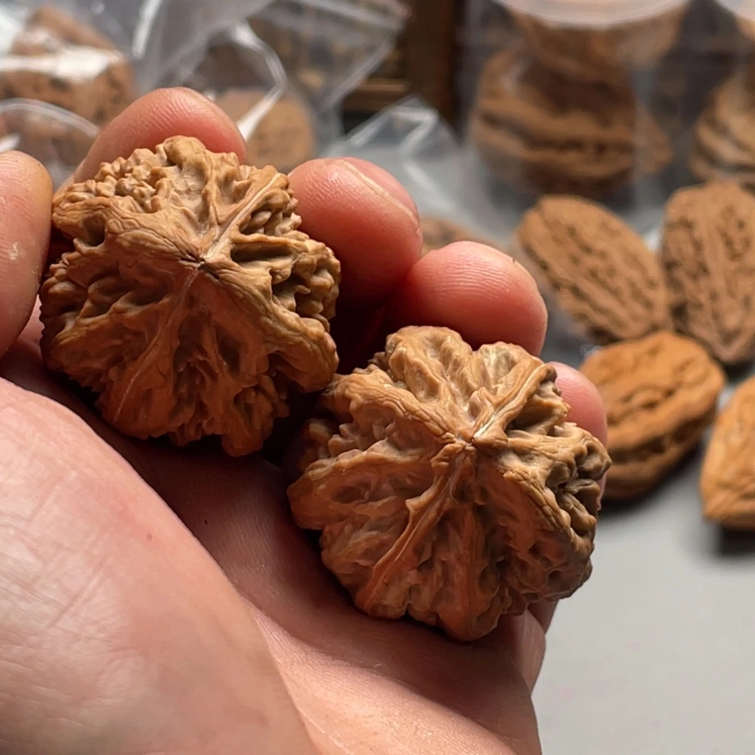 ****来文玩核桃把件楸刀鱼46