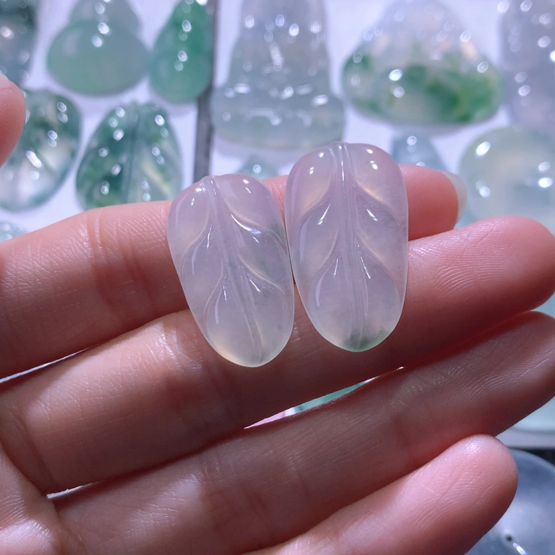 翡翠未镶嵌颈饰一对