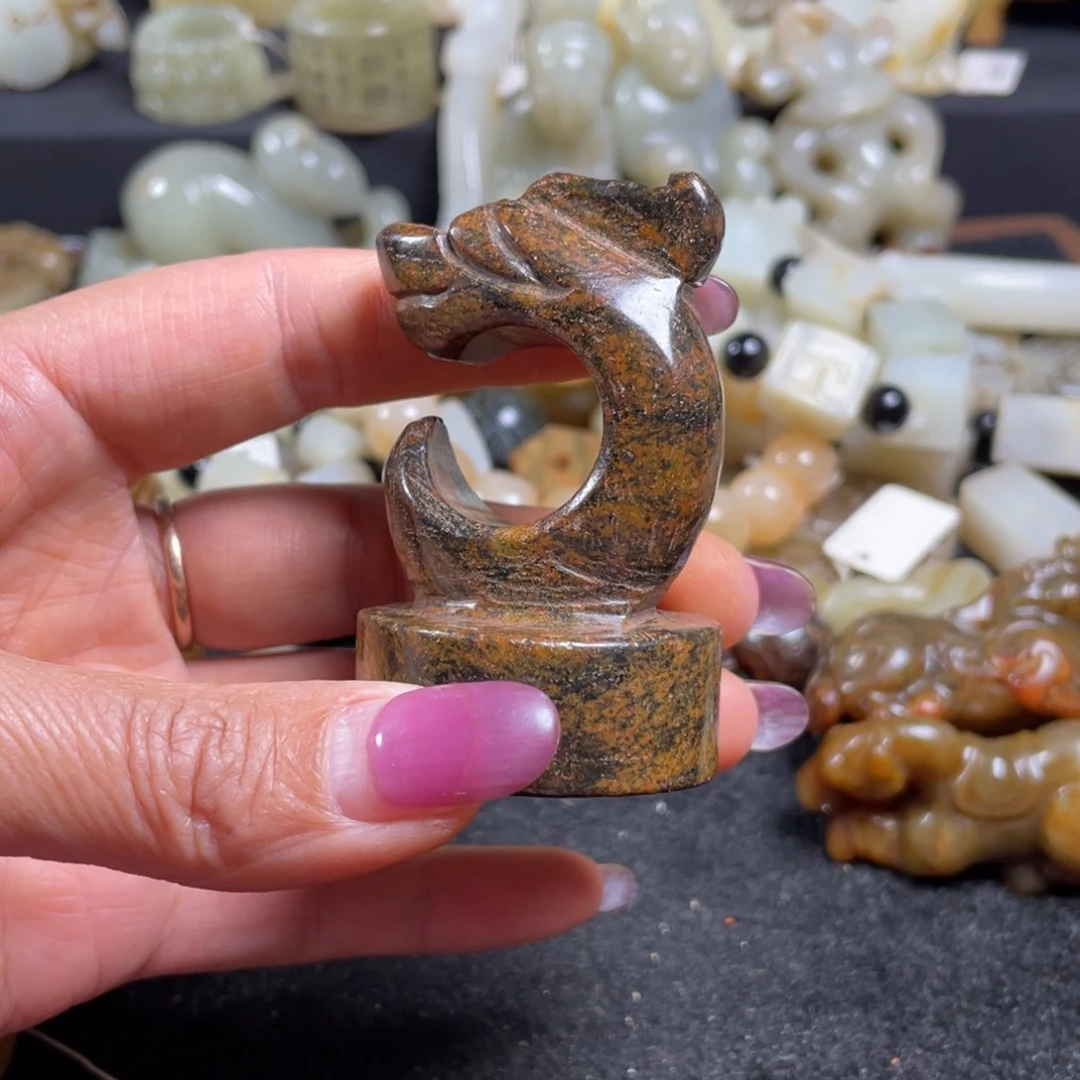 空***人和田玉未镶嵌颈饰