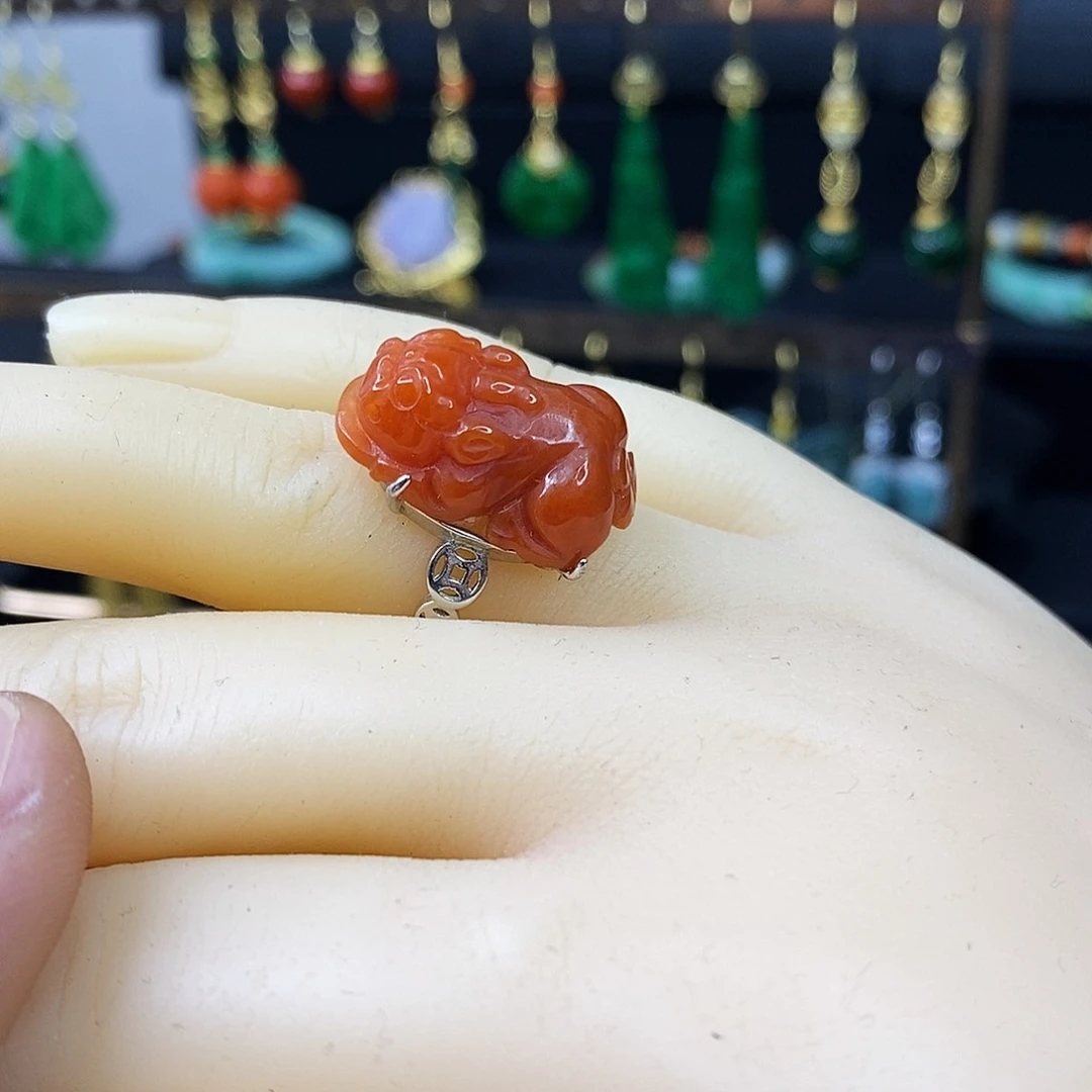 颈饰未镶嵌翡翠戒指