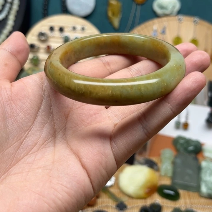 蛇纹石玉手镯未镶嵌