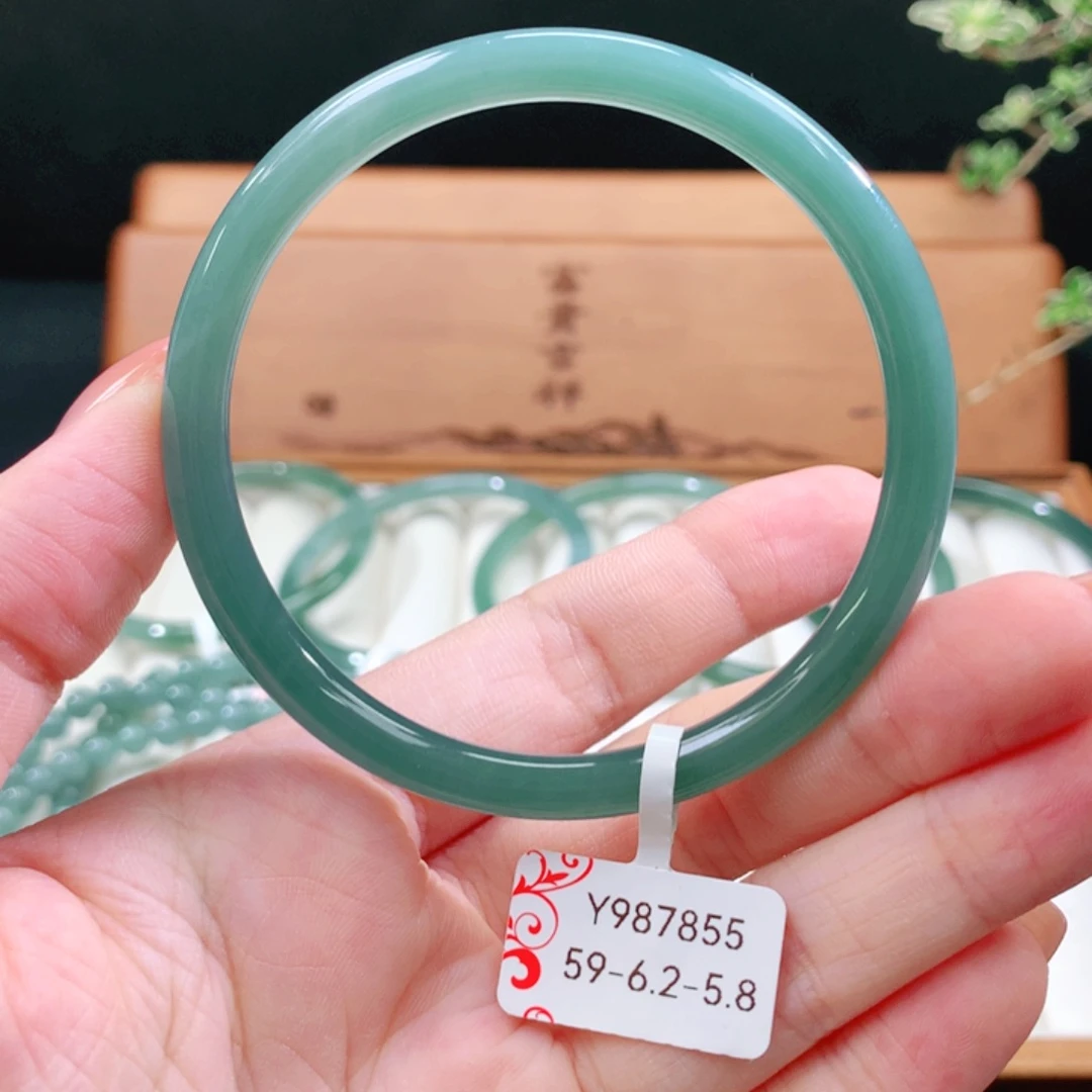 翡翠手镯未镶嵌天然