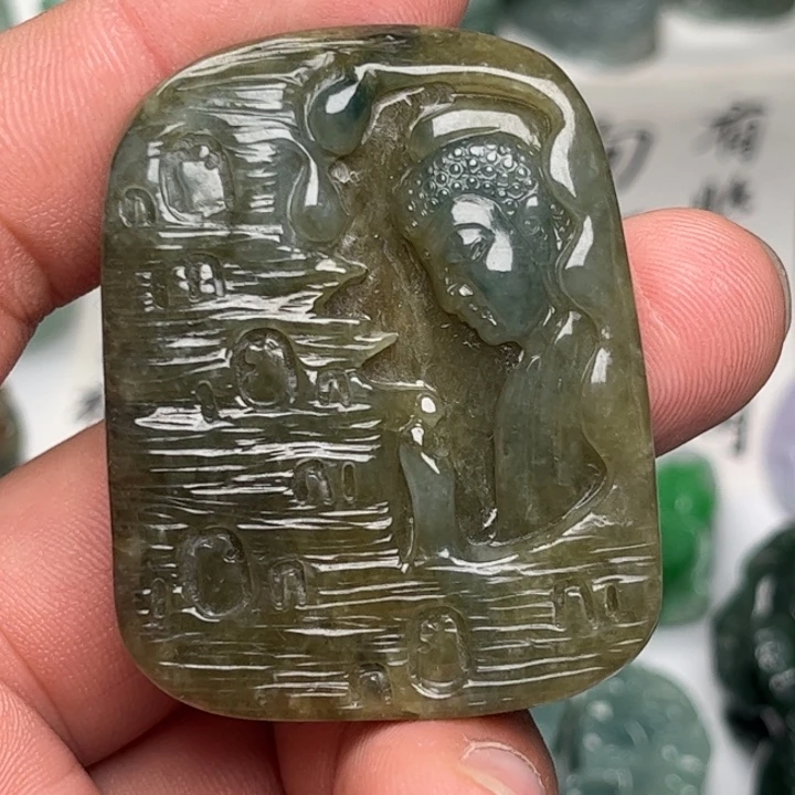 翡翠未镶嵌颈饰佛观天下